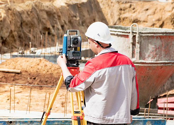 Fotografía de un hombre trabajando con un equipo de geotecnia en una obra