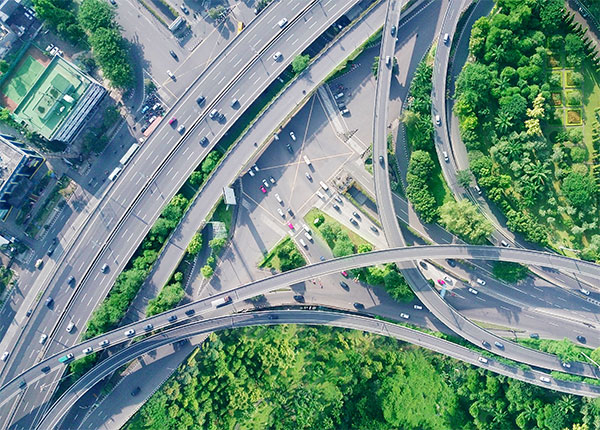 Fotografía aérea de una intersección de carreteras