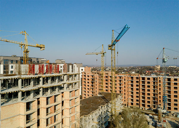 Fotografía de edificios en construcción, con grúas y andamios
