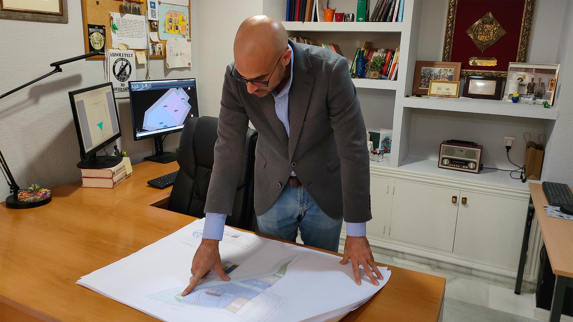 Fotografía de Joaquín González Vega trabajando sobre un plano en el despacho de JGV Ingeniería