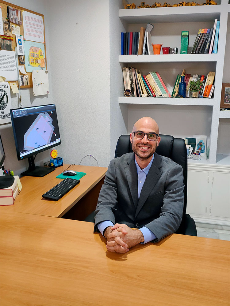 Fotografía de Joaquín González Vega en el despacho de JGV Ingeniería