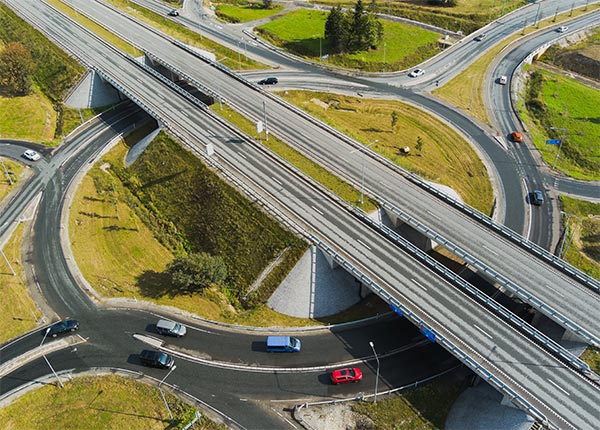 Fotografía aérea de una autopista con una circunvalación por debajo