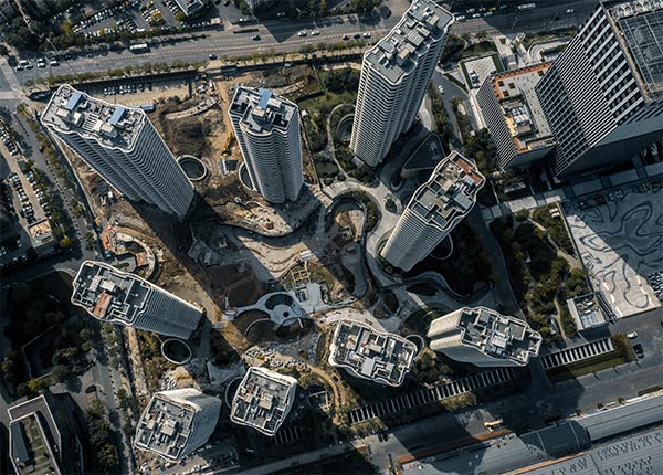 Fotografía aérea de varios rascacielos en construcción