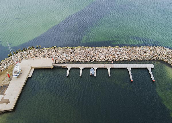 Fotografía aérea de un dique de protección en una costa