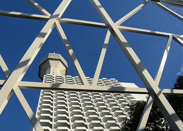 Fotografía de un edificio con estructura delante de hormigón
