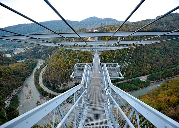 Fotografía de un puente colgante metálico sobre un río