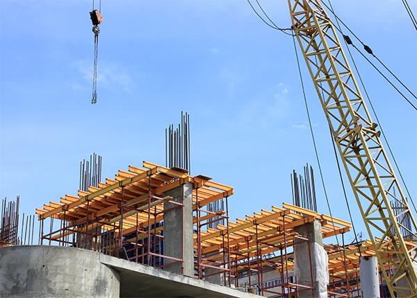 Fotografía de un edificio en construcción con una grúa y andamios