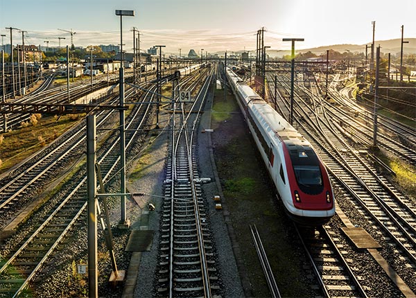 Fotografía aérea de un tren circulando por vías