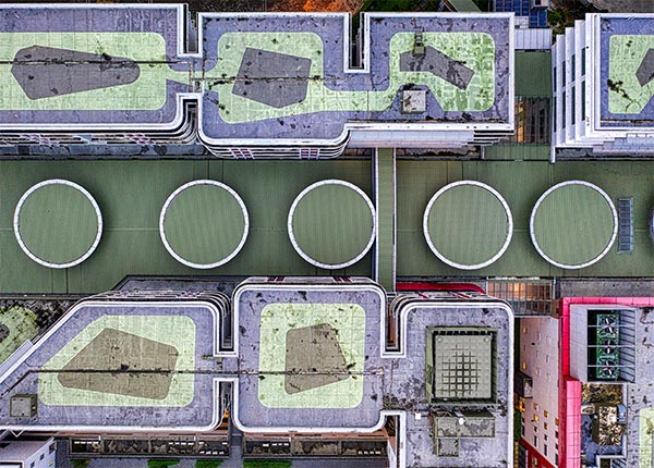 Fotografía aérea de depósitos de tratamiento de aguas