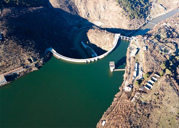 Fotografía aérea de la presa de un embalse