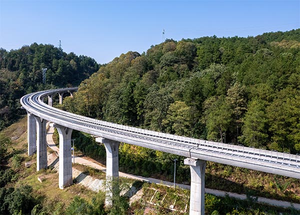 Fotografía aérea de un viaducto en montes